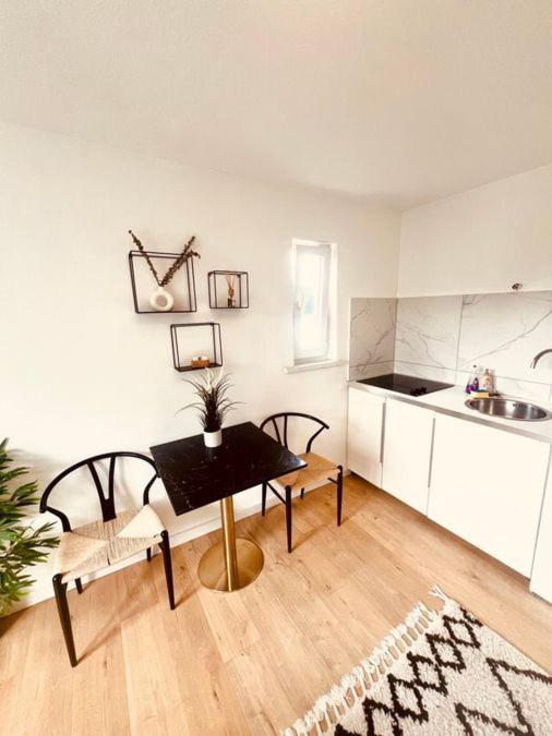 Ferienwohnung An Der Uniklinik Mit Eigener Kueche Und Renoviertem Badezimmer Хомбург Екстериор снимка